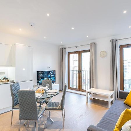 St Albans 2 Bed Luxury City Apartment, 5 Mins Walk To Train & Allocated Parking ภายนอก รูปภาพ