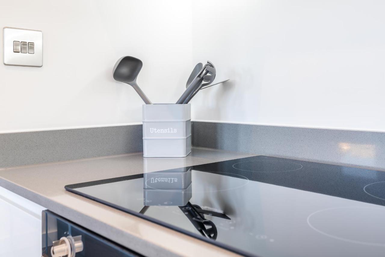 St Albans 2 Bed Luxury City Apartment, 5 Mins Walk To Train & Allocated Parking ภายนอก รูปภาพ