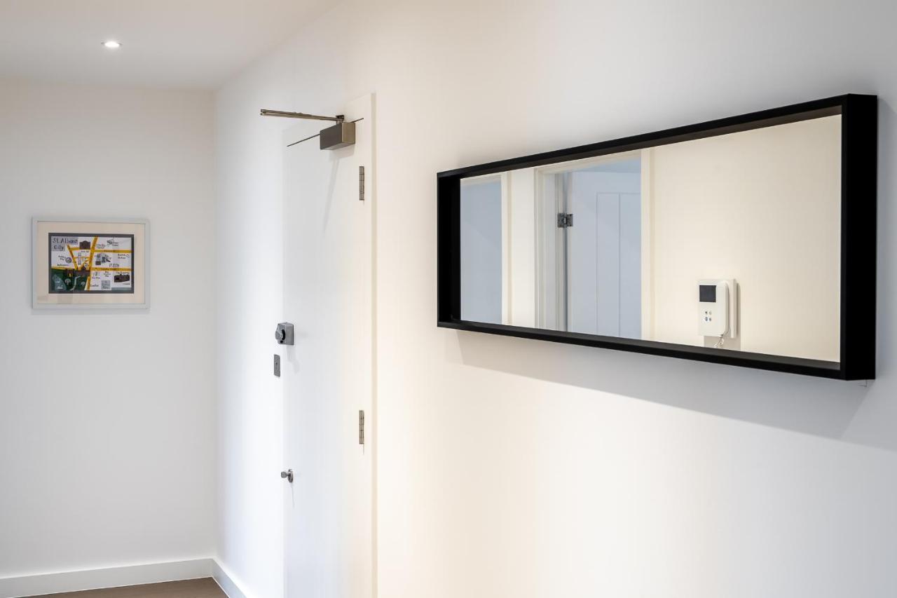 St Albans 2 Bed Luxury City Apartment, 5 Mins Walk To Train & Allocated Parking ภายนอก รูปภาพ