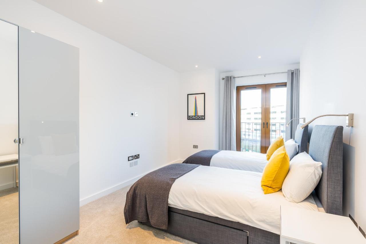 St Albans 2 Bed Luxury City Apartment, 5 Mins Walk To Train & Allocated Parking ภายนอก รูปภาพ