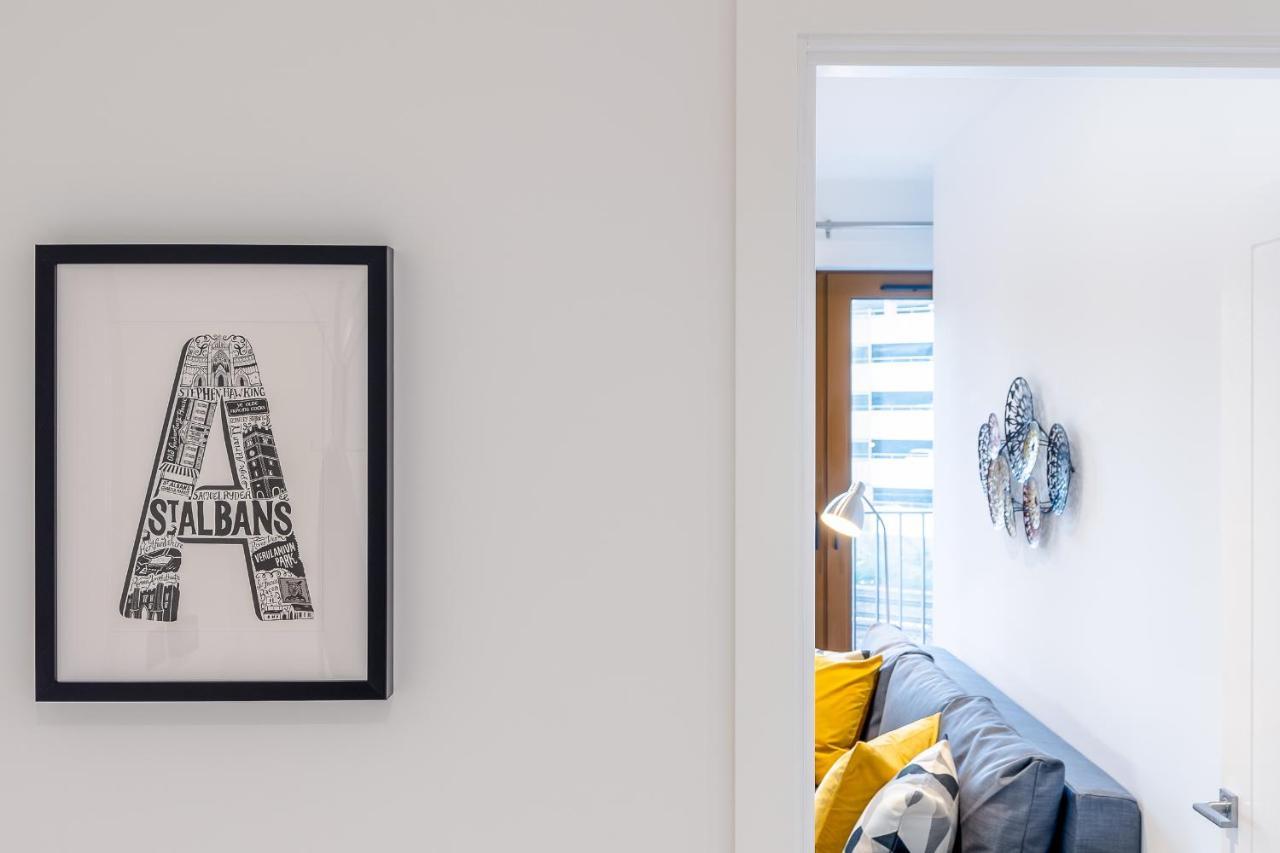 St Albans 2 Bed Luxury City Apartment, 5 Mins Walk To Train & Allocated Parking ภายนอก รูปภาพ