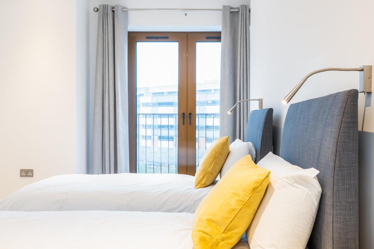 St Albans 2 Bed Luxury City Apartment, 5 Mins Walk To Train & Allocated Parking ภายนอก รูปภาพ