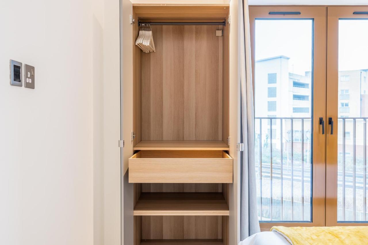 St Albans 2 Bed Luxury City Apartment, 5 Mins Walk To Train & Allocated Parking ภายนอก รูปภาพ