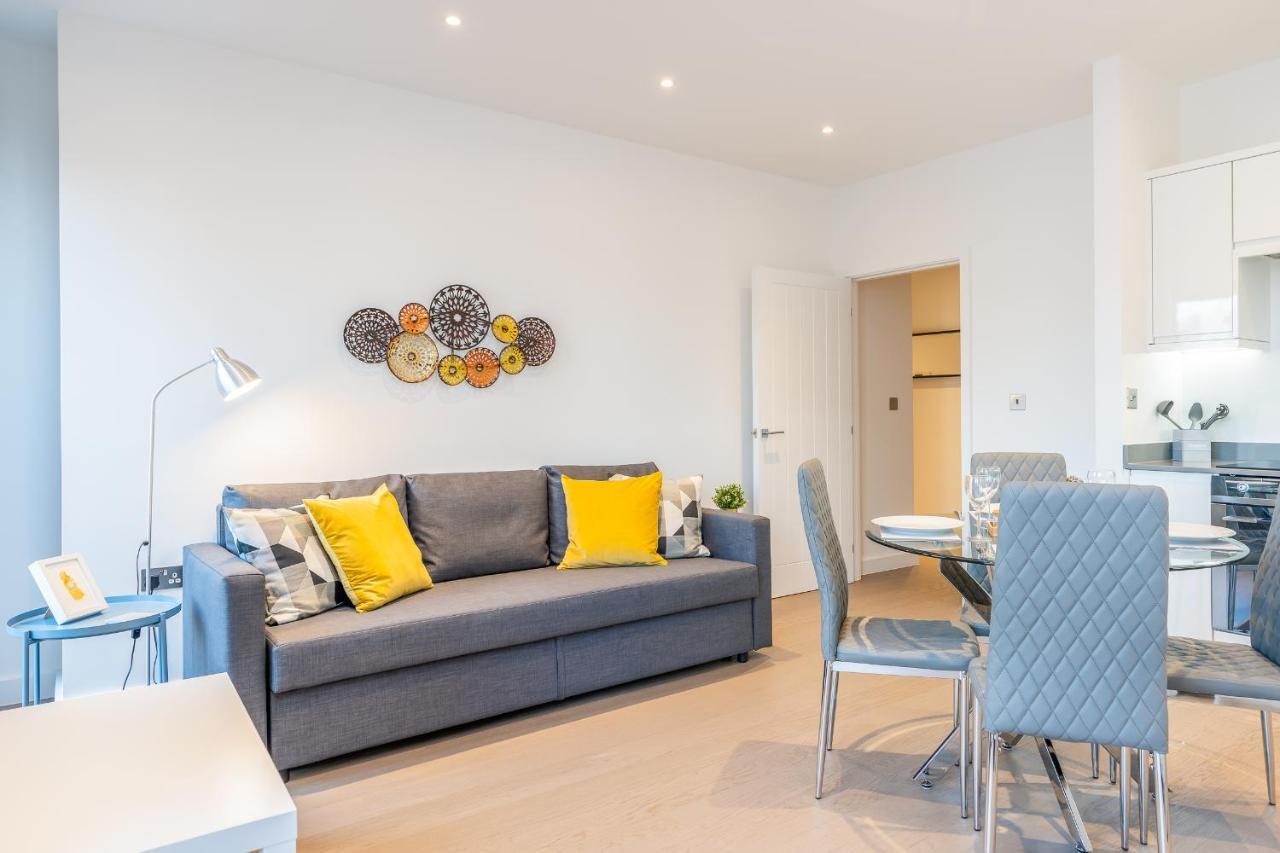 St Albans 2 Bed Luxury City Apartment, 5 Mins Walk To Train & Allocated Parking ภายนอก รูปภาพ