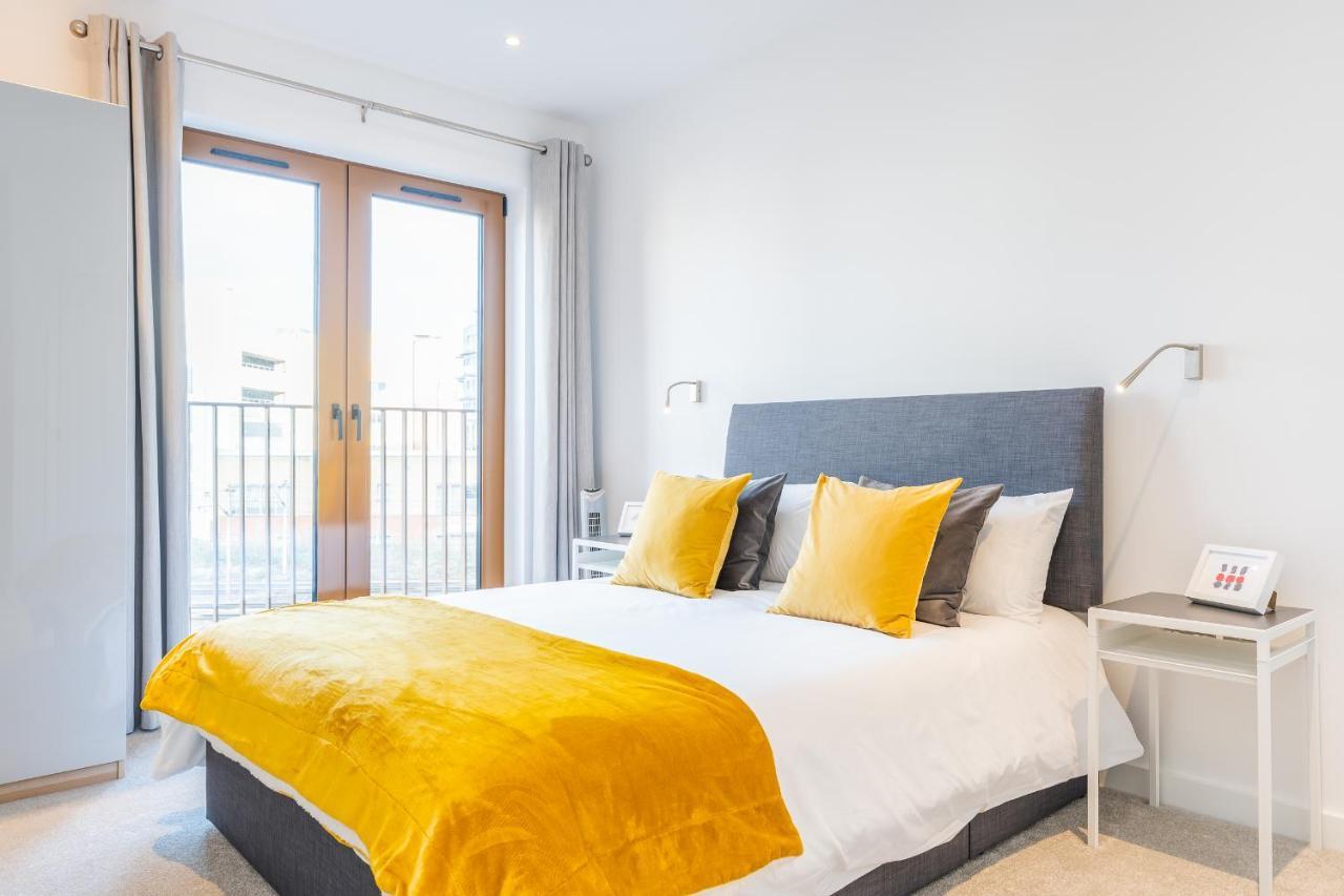 St Albans 2 Bed Luxury City Apartment, 5 Mins Walk To Train & Allocated Parking ภายนอก รูปภาพ
