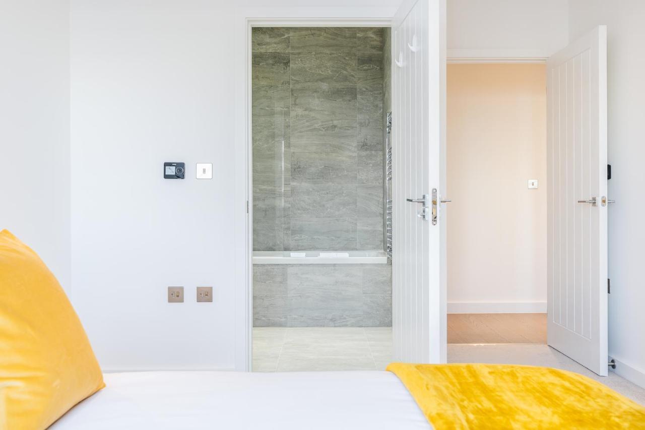 St Albans 2 Bed Luxury City Apartment, 5 Mins Walk To Train & Allocated Parking ภายนอก รูปภาพ